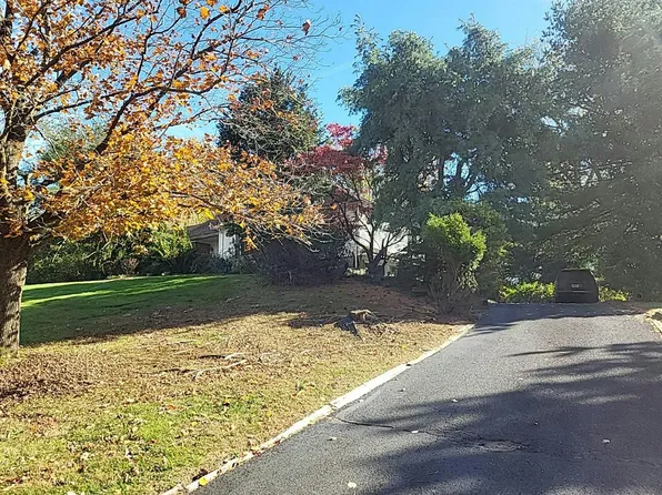 24 Longview Dr, Holmdel, NJ 07733
