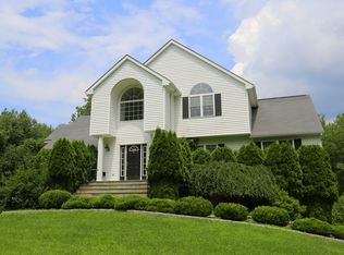 82 Watergate Dr, Amawalk, NY 10501