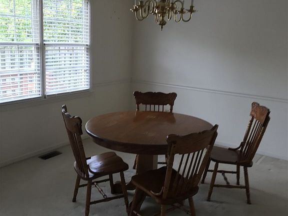 5th image of 216 Ashton Dr
