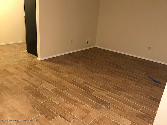 5th image of 27 E Franklin Ln