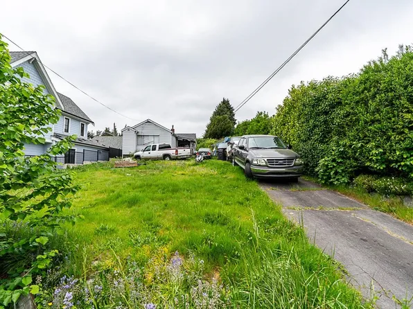 2235 Edinburgh St, New Westminster, BC V3M 2Y2
