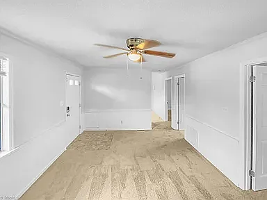 2 bed, 900 sqft, $1,300 — Photo 2