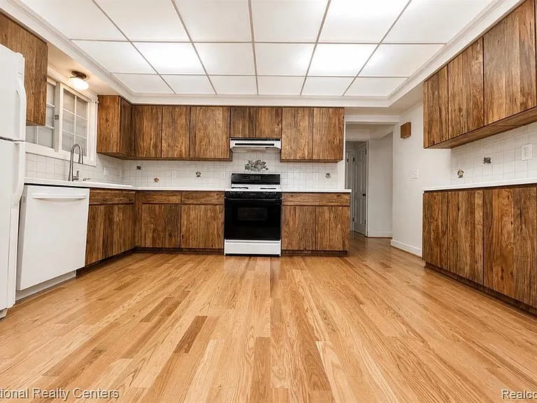 229 Linden St — Photo 9