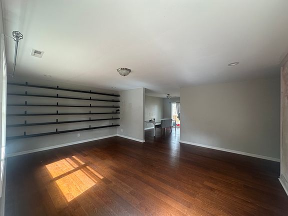 4th image of 15 Woodstock Ln
