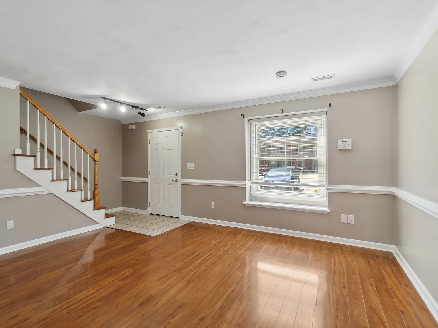 3 bed, 1.5 bath, 1200 sqft, $2,000 — Photo 2