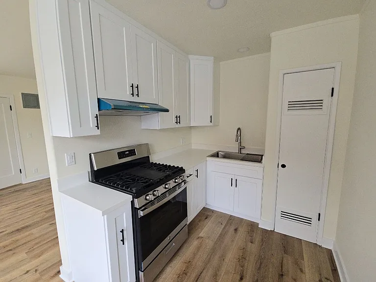 516 G St — Photo 5