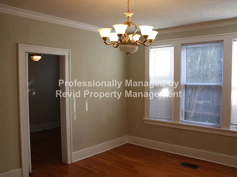 Large 3 bedroom upstairs duplex! — Photo 10