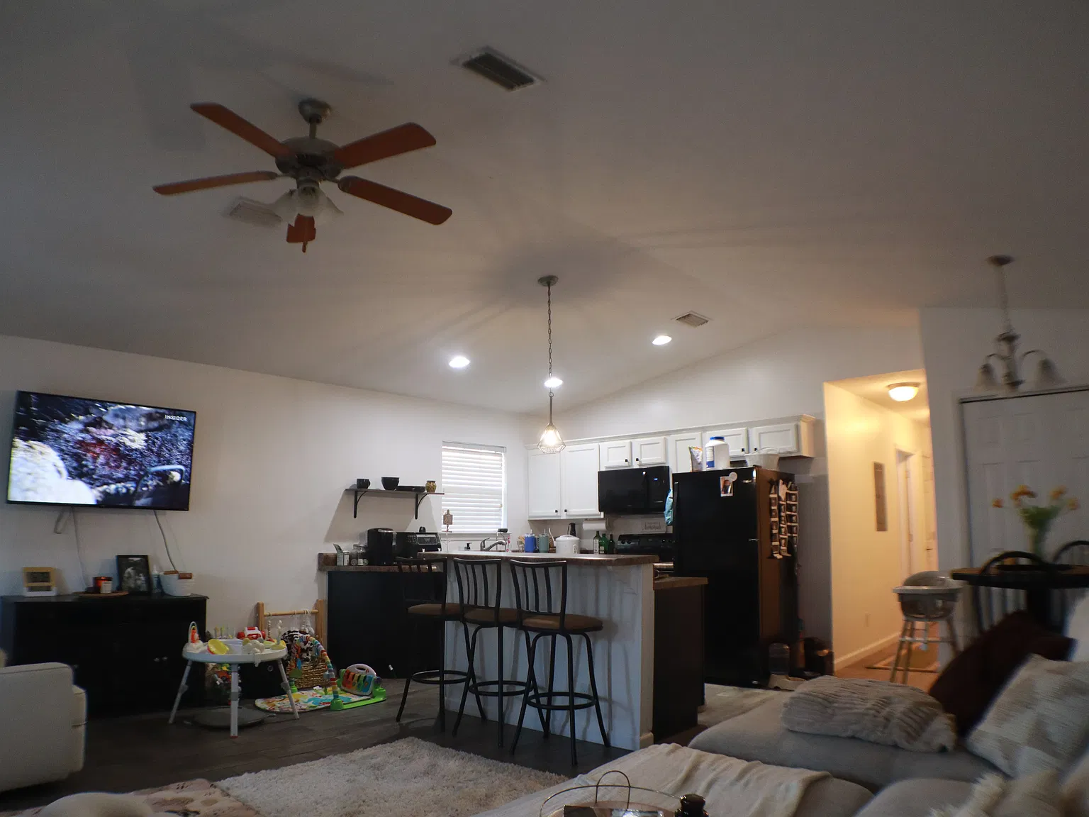 2 bed, 1043 sqft, $1,600 — Photo 2