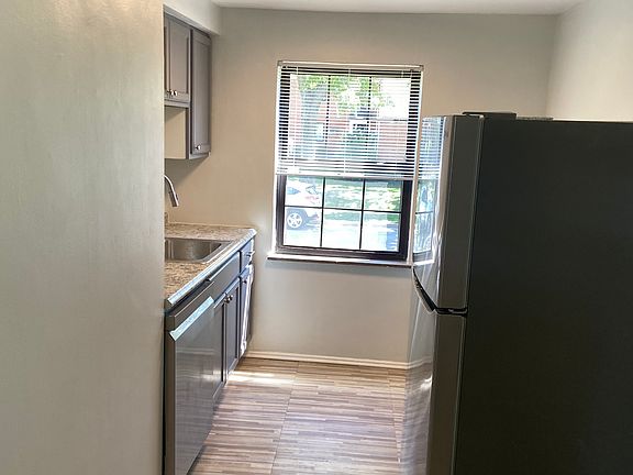 4th image of 557 Telford Ave APT B
