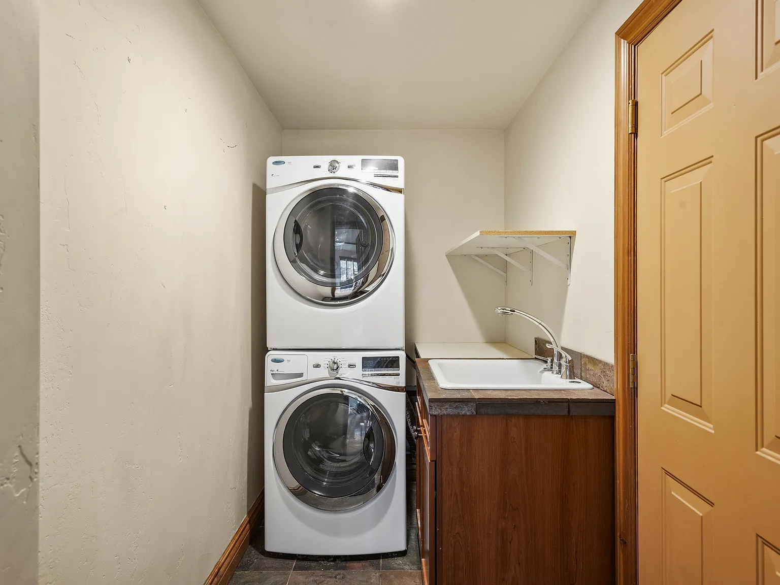3 bed, 2.5 bath, 2972 sqft, $8,500 — Photo 2