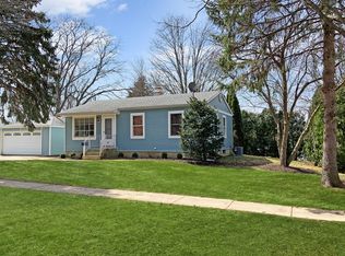 32 Ridge Ln, Geneva, IL 60134