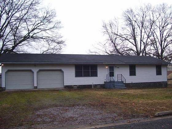 1st image of 2704 Woodlawn Ave