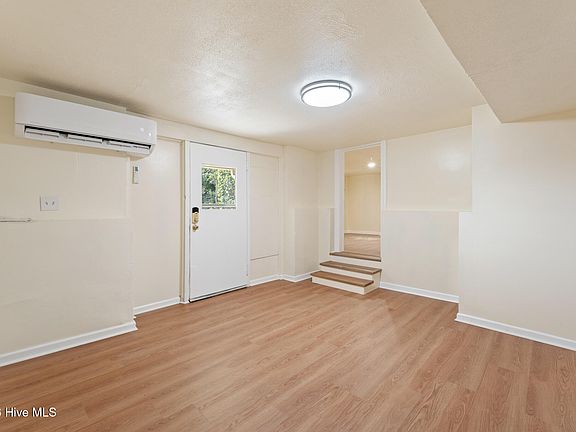 4th image of 1422 Heard Ave #1/2