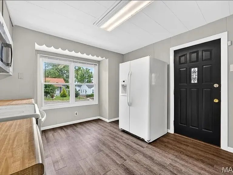 1033 Perry St — Photo 18