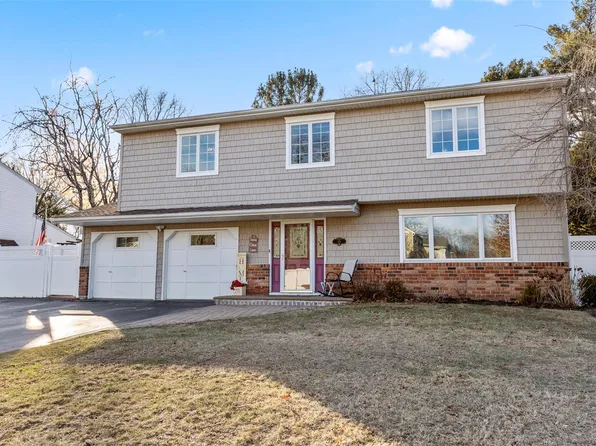 28 Sandra Drive, Hauppauge, NY 11788