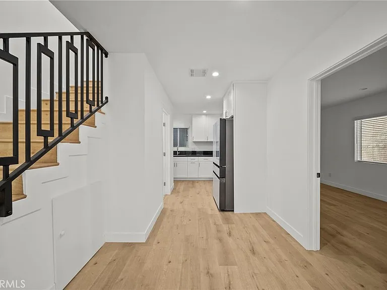 11488 Burbank Blvd — Photo 4
