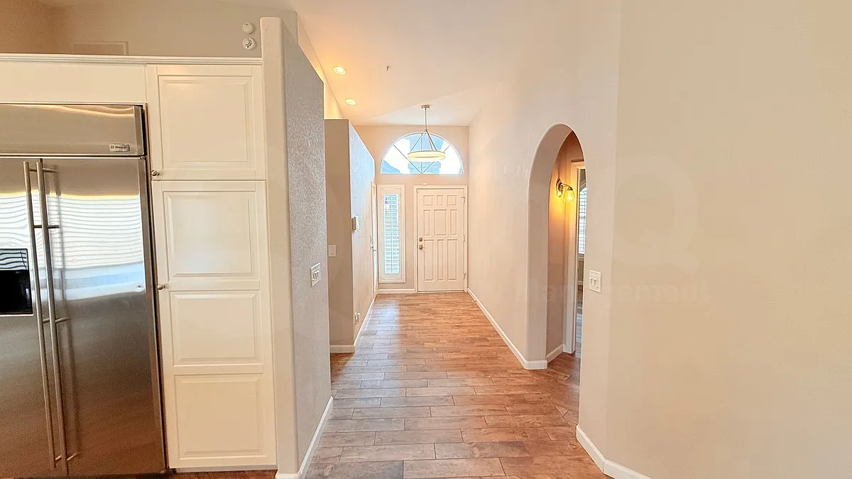3 bed, 2.0 bath, 1616 sqft, $4,000 — Photo 2