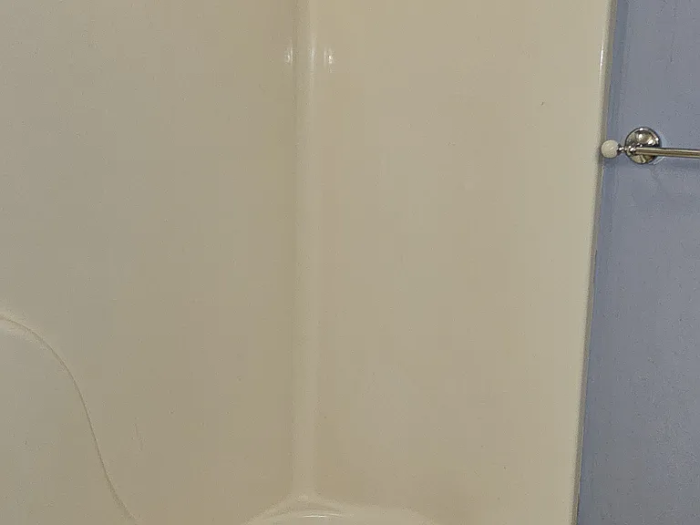 Tub/Shower combo in the full bathroom