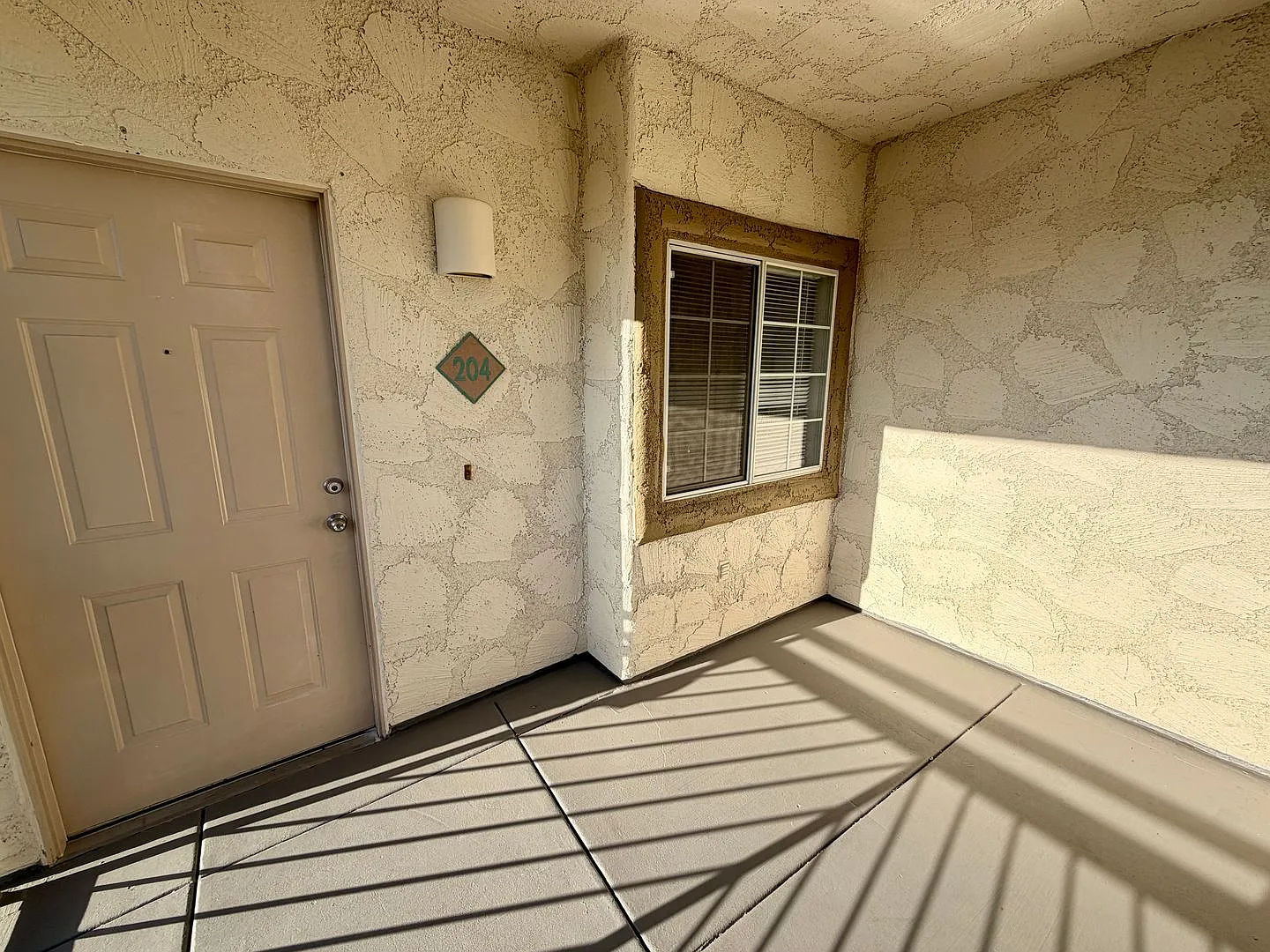 3 bedroom condo with 2 car garage — Photo 3