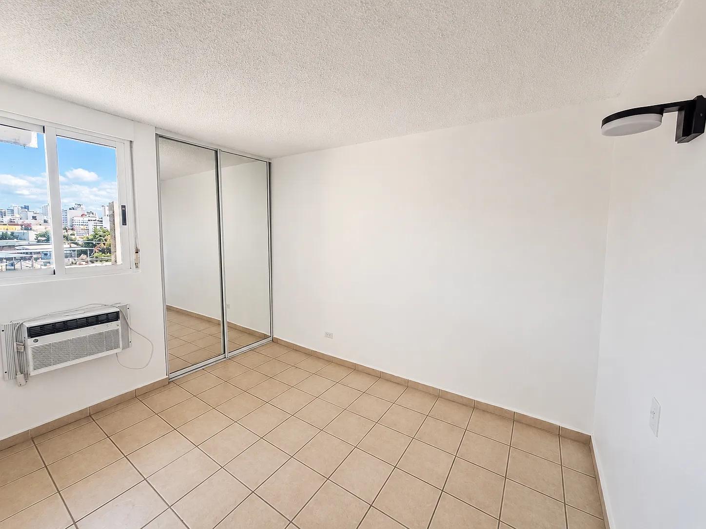 3 bed, 800 sqft, $1,600 — Photo 3