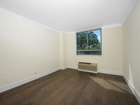 3rd image of 100 Manhattan Ave APT 302