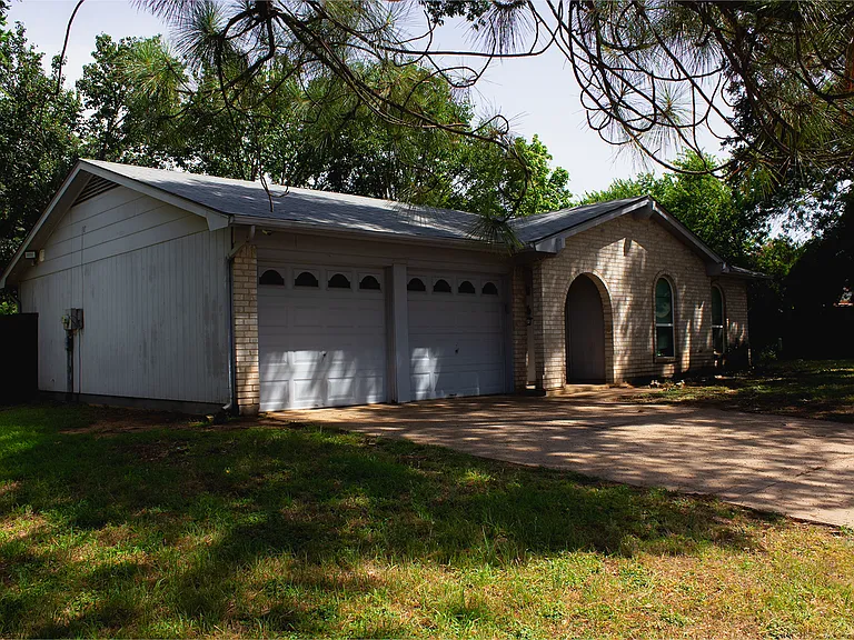 2305 Harvard Dr — Photo 2