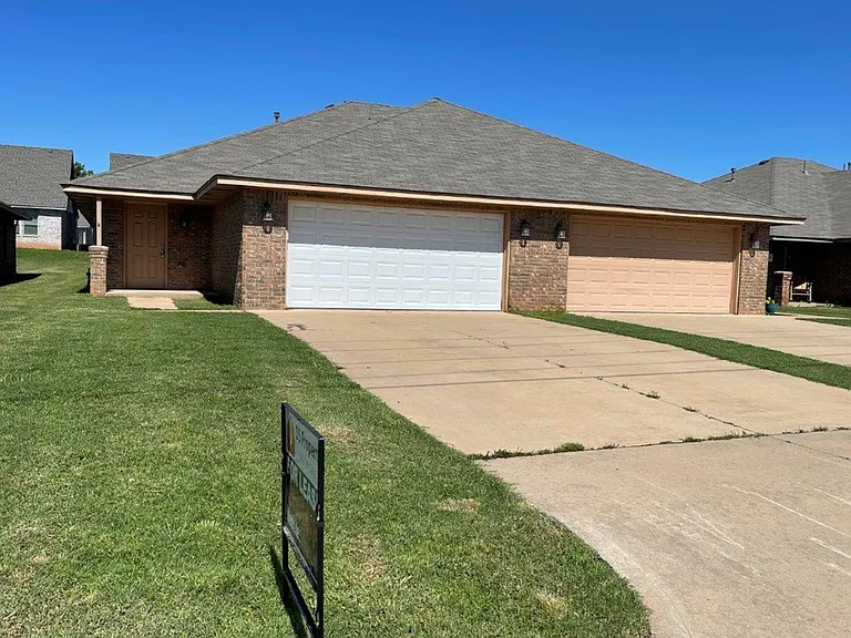 2716 Valley View Dr — Photo 1