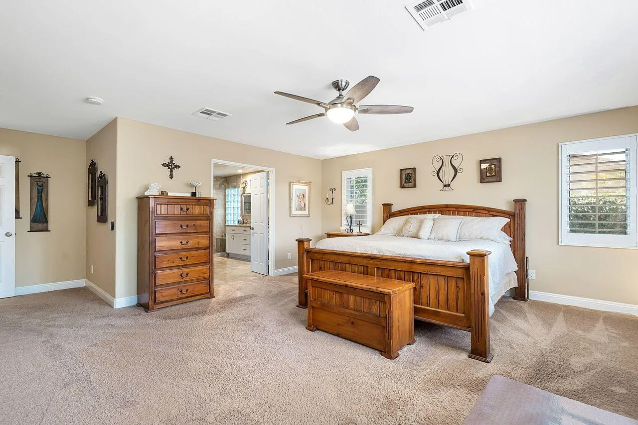 4 bed, 2400 sqft, $4,764 — Photo 3