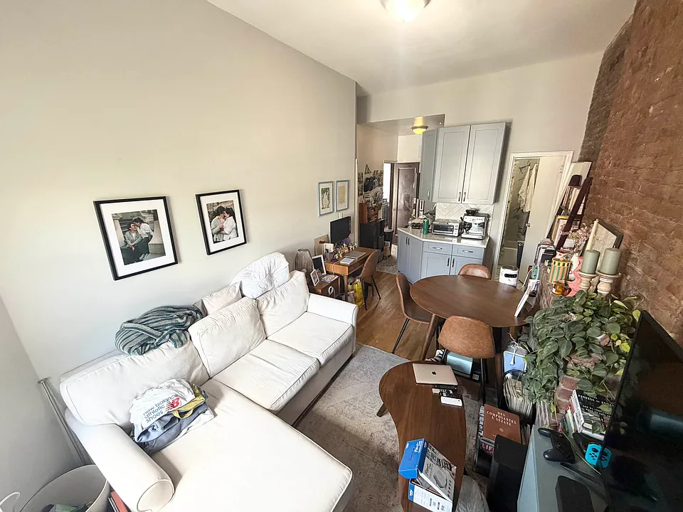 122 W 81st St #9