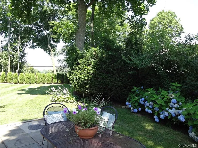 9 Franklin Ave — Photo 32