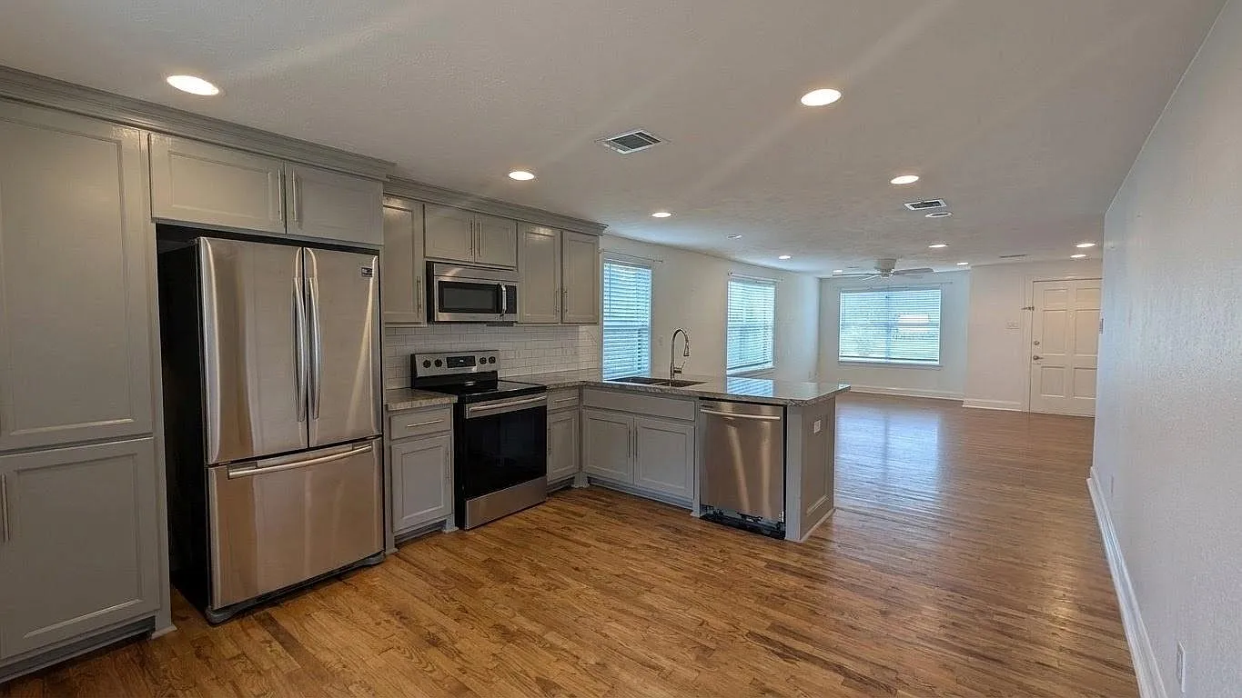 2 bed, 2.0 bath, 1100 sqft, $2,150 — Photo 3