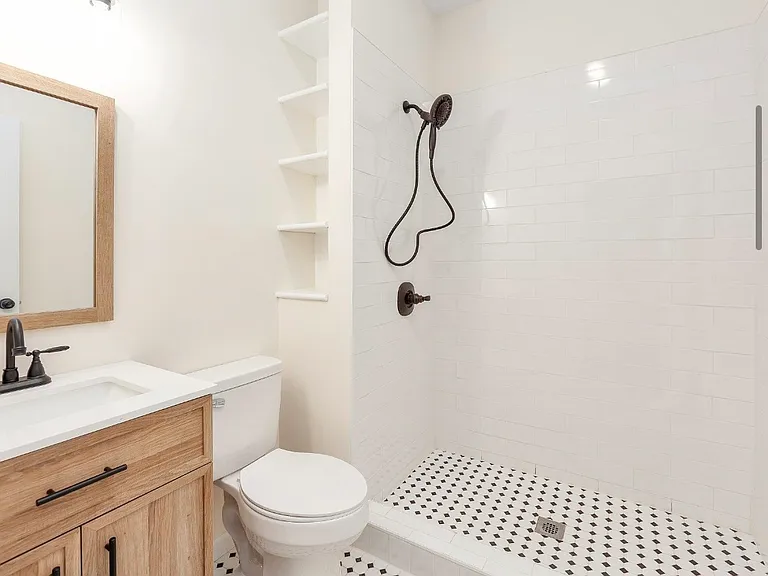 1116 Campbell St — Photo 5
