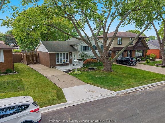 3rd image of 381 Carling Cres