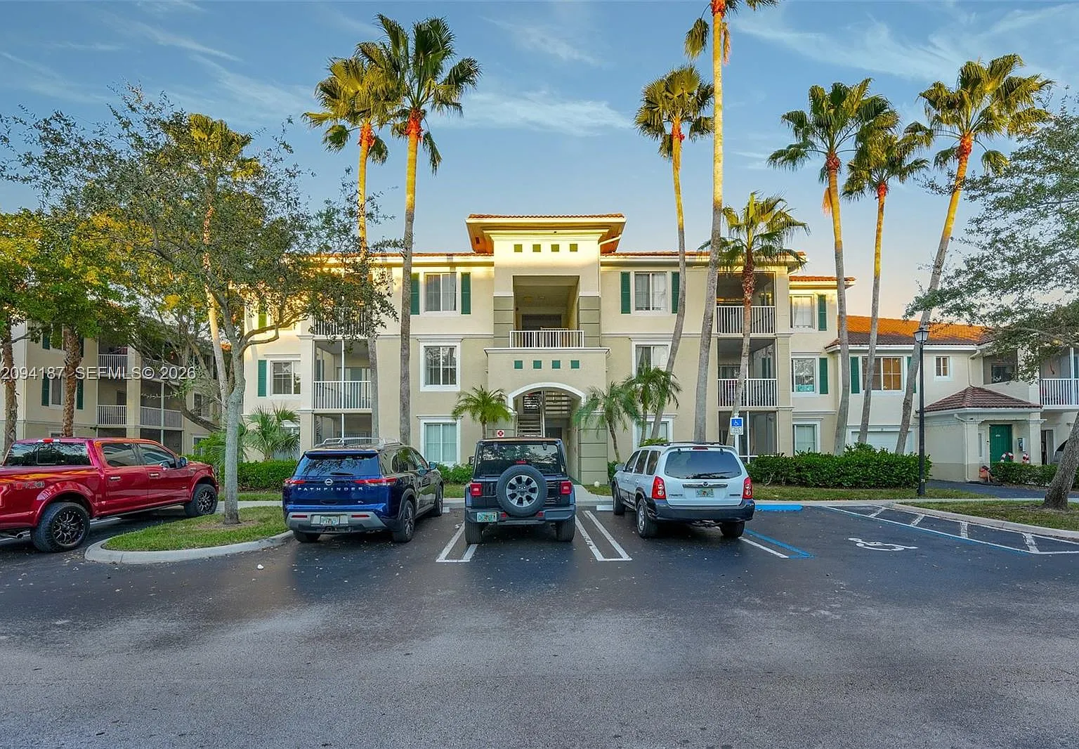 Palms Point Condo — Photo 2