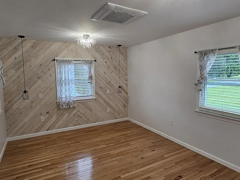 602 E Market St — Photo 14