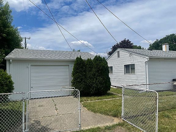 3rd image of 20948 Woodward St