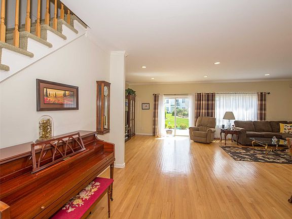 5th image of 124 Brattle Cir