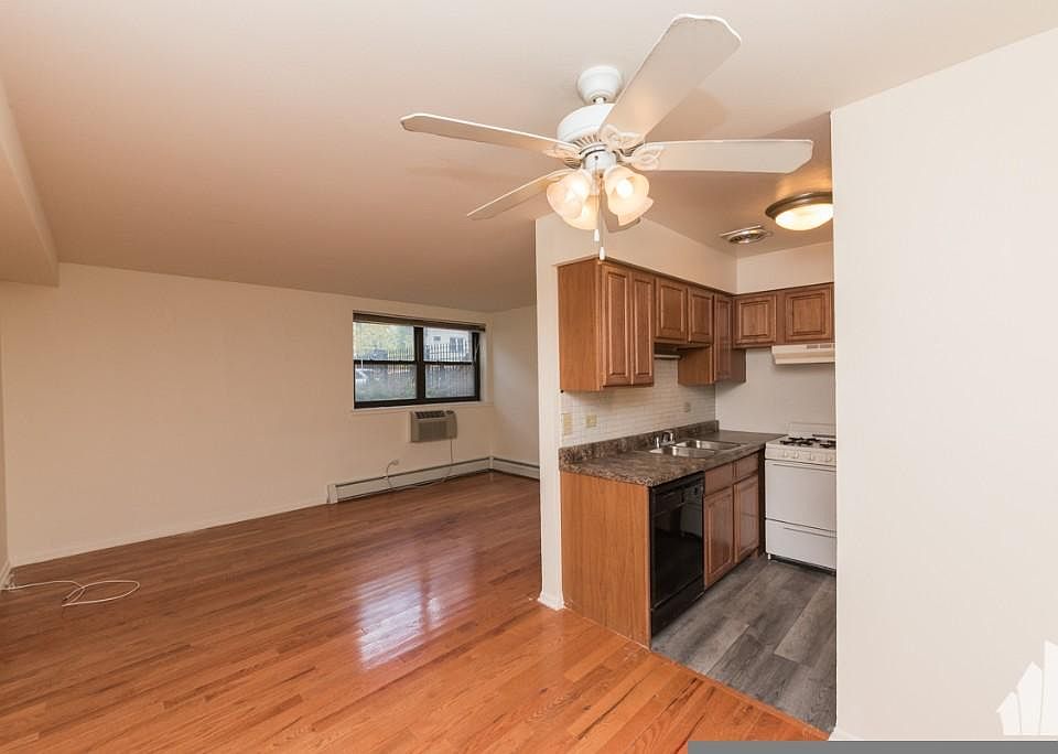 1st image of 3164 N Cambridge Ave #403