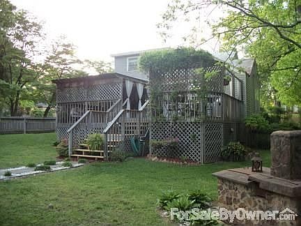 Back View
						:
						Viewing of courtyard / original stone grill