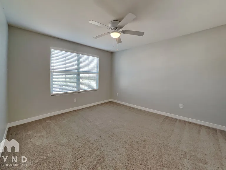 421 N 119th Dr — Photo 10