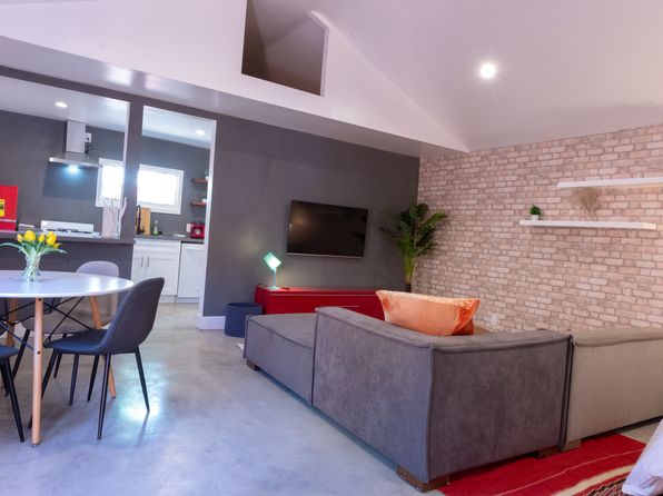 11008 1/2 S Mansel Ave