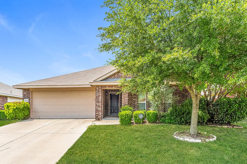 3 bed, 2.0 bath, 1770 sqft, $2,045 — Photo 2