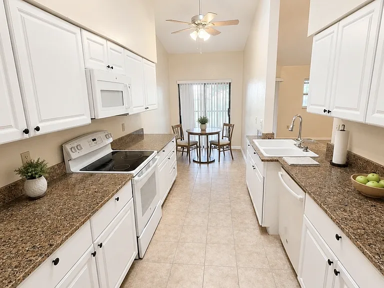 1203 Saxony Cir #C — Photo 8