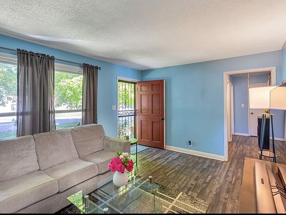 3rd image of 221 Paddock Rd