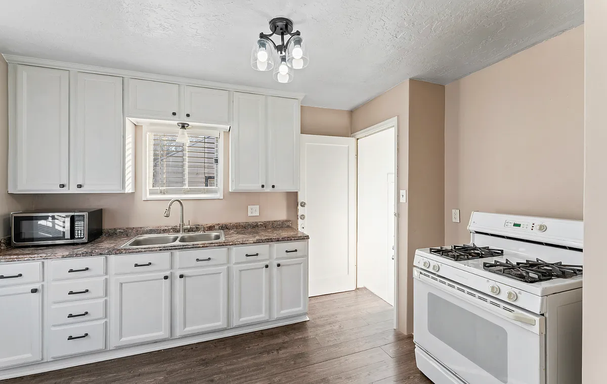 Building Photo - 160 S 900 W