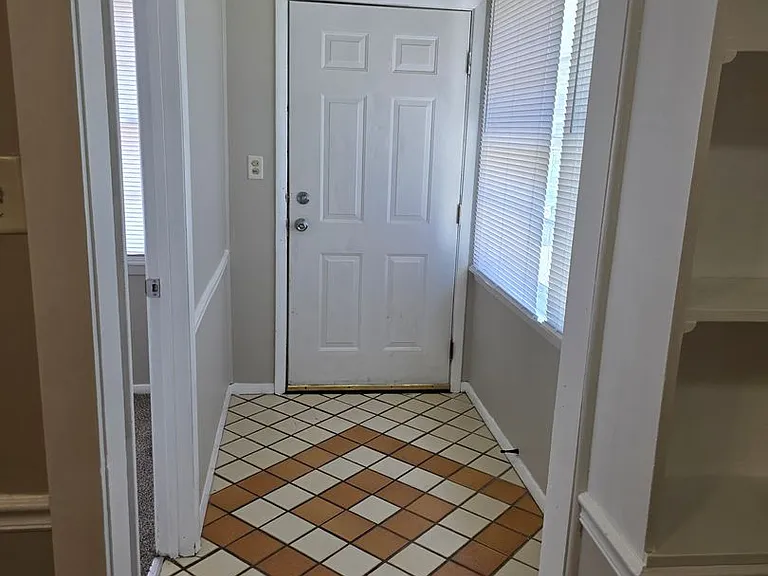 1213 E Donald St — Photo 2