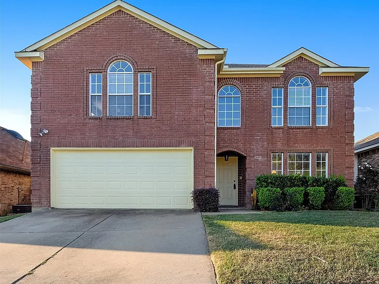 813 Silverbrook Dr — Photo 1