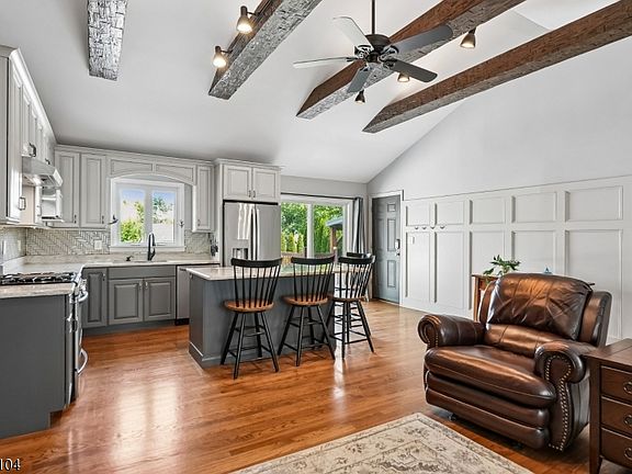 3rd image of 30 Manville Blvd