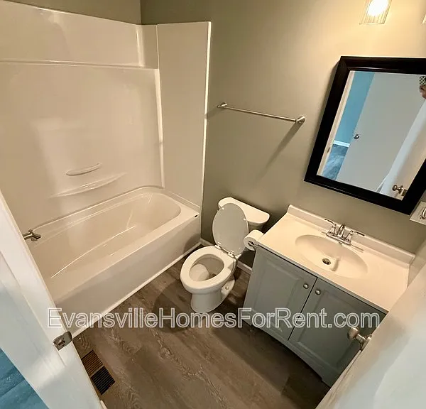 120 Leslie Ave — Photo 6