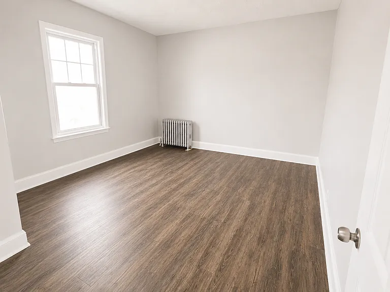 381 Leslie St #1R — Photo 2